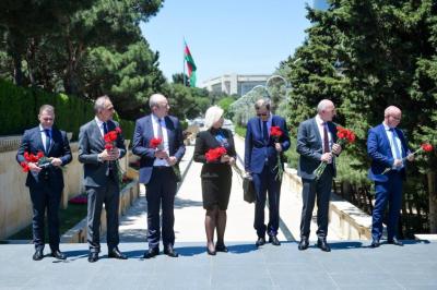 Serbiyanın Baş nazirinin müavini Heydər Əliyevin məzarını və Şəhidlər Xiyabanını ziyarət edib