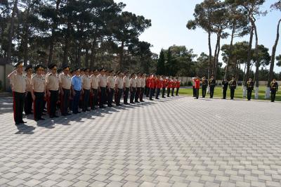 Müdafiə Nazirliyinin rəhbərliyi İkinci Şəhidlər xiyabanını ziyarət edib - Foto