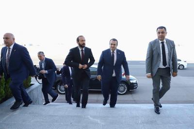 Ararat Mirzoyan Ceyhun Bayramovla görüşmək üçün Tbilisiyə gəlib