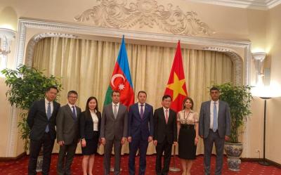 XİN başçısının müavini Vyetnamın xarici işlər naziri ilə görüşüb