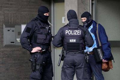 Almaniyada 5 polisin evində axtarış aparılıb