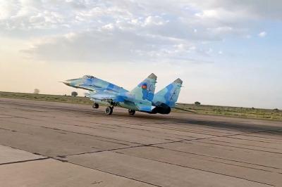 Azərbaycan Ordusunun döyüş təyyarələri və helikopterləri təlim-məşq uçuşları keçirir - Video