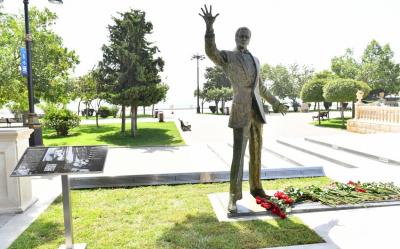 Prezident İlham Əliyev və Mehriban Əliyeva Bakıda Müslüm Maqomayevin abidəsinin açılışında iştirak ediblər - Yenilənib-2