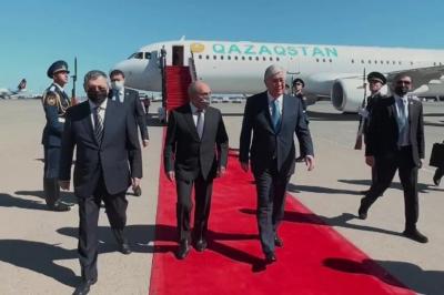 Qazaxıstan Prezidenti Kasım-Jomart Tokayev Azərbaycana rəsmi səfərə gəlib