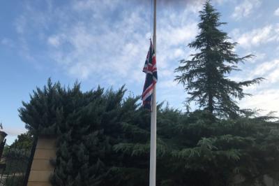 II Elizabetin vəfatı ilə əlaqədar Britaniya səfirliyində bayraqlar endirilib, matəm kitabı açılıb