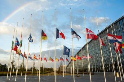 NATO-nun mənzil-qərargahında bayraqlar endirilib
