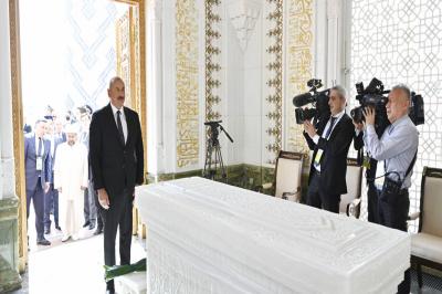 Azərbaycan Prezidenti İslam Kərimovun məqbərəsini ziyarət edib
