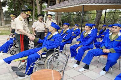 Zakir Həsənov hərbi hospitalda müalicə alan yaralılarla görüşüb - Foto