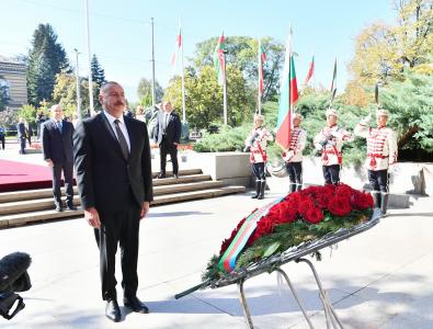 Azərbaycan Prezidenti Sofiyada naməlum əsgərin məzarını ziyarət edib