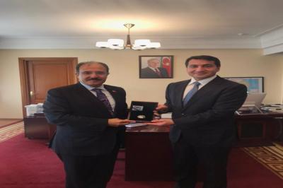 Türkiyə səfiri Hikmət Hacıyevə Qarabağ Zəfərinə həsr olunmuş xatirə sikkəsini təqdim edib
