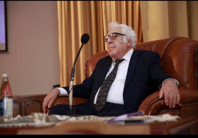 Xalq yazıçısı barəsində yazılan tənqidləri kitab formasında çap edəcək