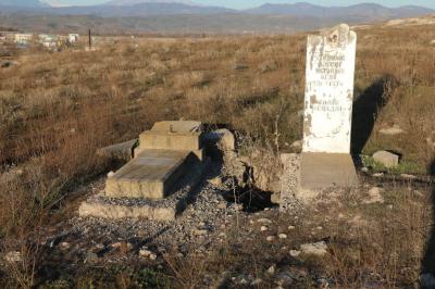 Məzarlarımız dağıdılır, UNESCO yenə susur