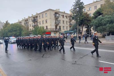 Bakıda Zəfər Günündə hərbi orkestrin müşayiəti ilə yürüş keçirilib - Yenilənib