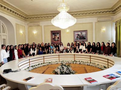 Xalq yazıçısı Anar oxucularla görüşüb