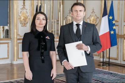 Leyla Abdullayeva etimadnaməsini Makrona təqdim edib - FOTO