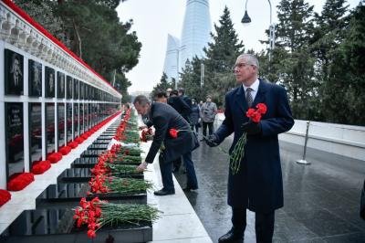 Britaniya səfiri Şəhidlər xiyabanını ziyarət edib
