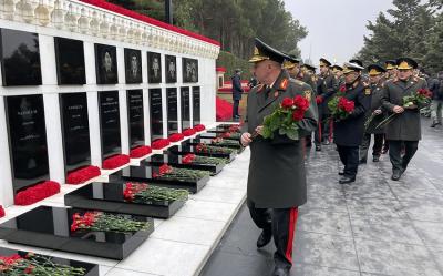 Müdafiə Nazirliyinin şəxsi heyəti Şəhidlər xiyabanını ziyarət edib
