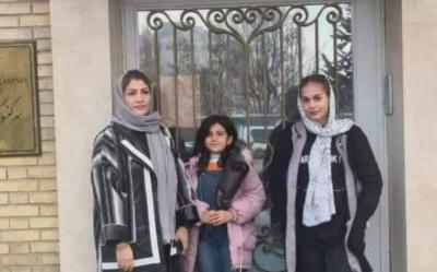 Güneyli ailələr Azərbaycanın Təbrizdəki Baş Konsulluğunun qarşısına gül dəstələri düzür