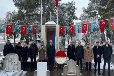 Azərbaycanın Türkiyədəki səfiri Rəsulzadənin məzarını ziyarət edib