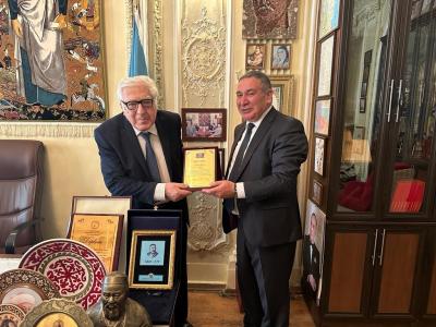 Xalq yazıçısı Anara Mətbuat Şurasının diplomu təqdim edildi