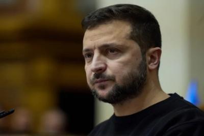 Zelenski hər ehtimala qarşı üzərində tapança gəzdirdiyini bildirib