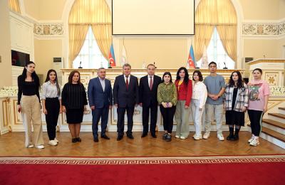 AMEA prezidenti Rəssamlıq Akademiyasının tələbələri ilə görüşüb