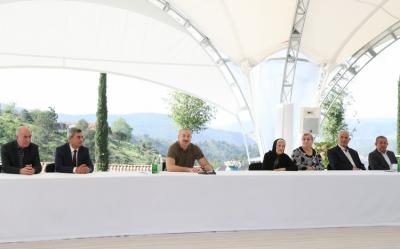 Dövlət başçısı Laçın şəhərinə qayıdan əhali ilə görüşdü