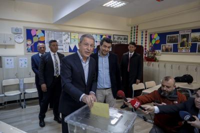Hulusi Akar: “Millətimizin qərarına hörmətlə yanaşacağıq”