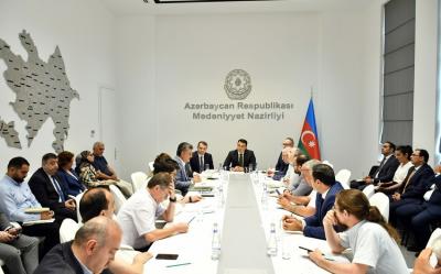 Mədəniyyət naziri naşirlərlə görüşüb