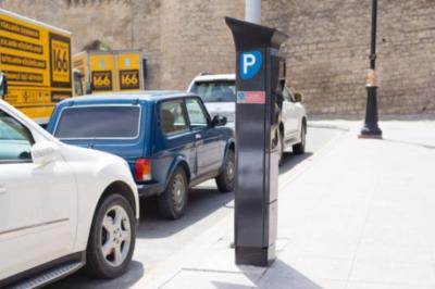 Nəqliyyat vasitələrinin parklanmasına görə ödənişin məbləği təsdiq edilib