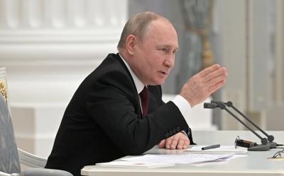 Putin Baş Qərargah rəisinin məruzəsini dinləyib