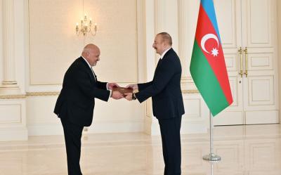 İlham Əliyev İordaniyanın ölkəmizdə yeni təyin olunmuş səfirinin etimadnaməsini qəbul edib