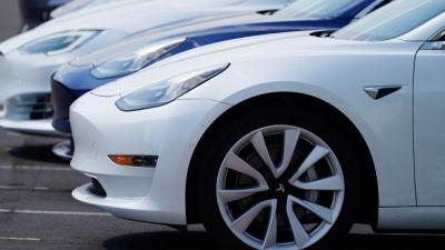 Tesla 55 minə yaxın avtomobili geri çağırır