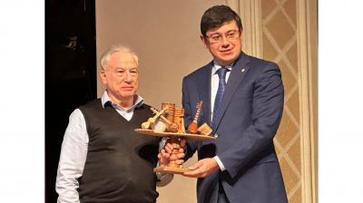 Hər şeyə görə çox sağ ol, Cefri!