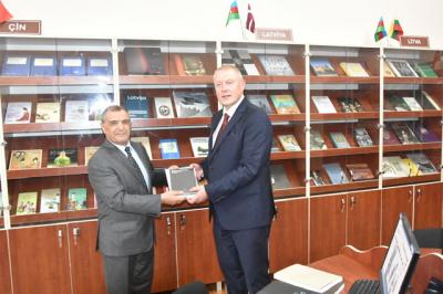 Latviya səfiri Milli Kitabxanada qonaq olub