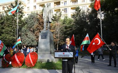 Atatürkün xatirəsi Bakıda anılıb - fotosərgi keçirilib