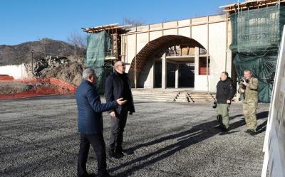 İlham Əliyev Daşaltı kənd məscidində tikinti işlərinin gedişi ilə tanış olub