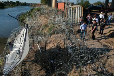 Texasda immiqrantlar sərhədi keçməyə davam edir