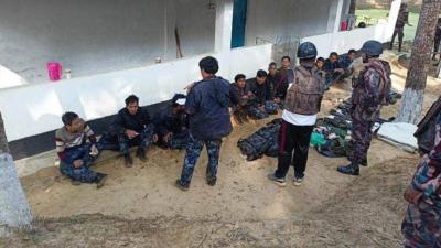 Myanmada 14 polis qonşu ölkəyə sığınıb