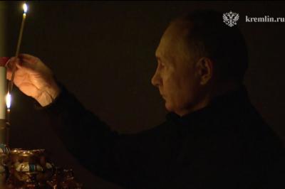 Vladimir Putin matəm günü kilsədə şam yandırıb