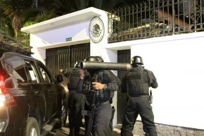 Ekvador polisindən Meksika səfirliyinə basqın