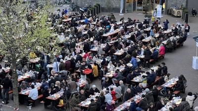 Niderlandda 1500 nəfər üçün küçədə iftar