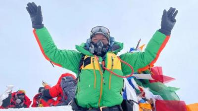 29 dəfə Everestin zirvəsinə qalxaraq dünya rekordu qırdı