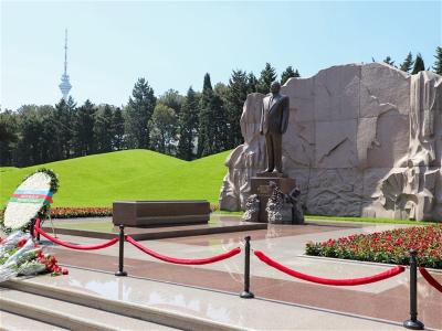 Belarus Prezidenti Ulu Öndər Heydər Əliyevin məzarını ziyarət edib