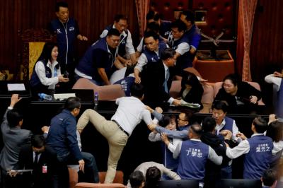 Tayvanda deputat parlament sənədlərini götürərək qaçıb