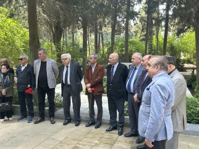 Xalq şairi Rəsul Rza məzarı önündə yad edilib