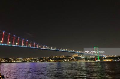 İstanbulun üç körpüsü Azərbaycan bayrağının rəngləri ilə işıqlandırılıb