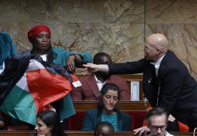 Deputat Fransa məclisində Fələstin bayrağı açıb