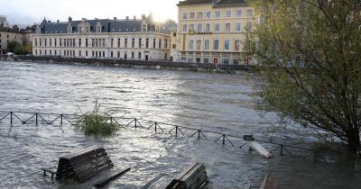 Fransada sel suları körpünü uçurub