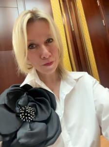 Zaxarova xanım nazirə broş verəcəyini vəd edib